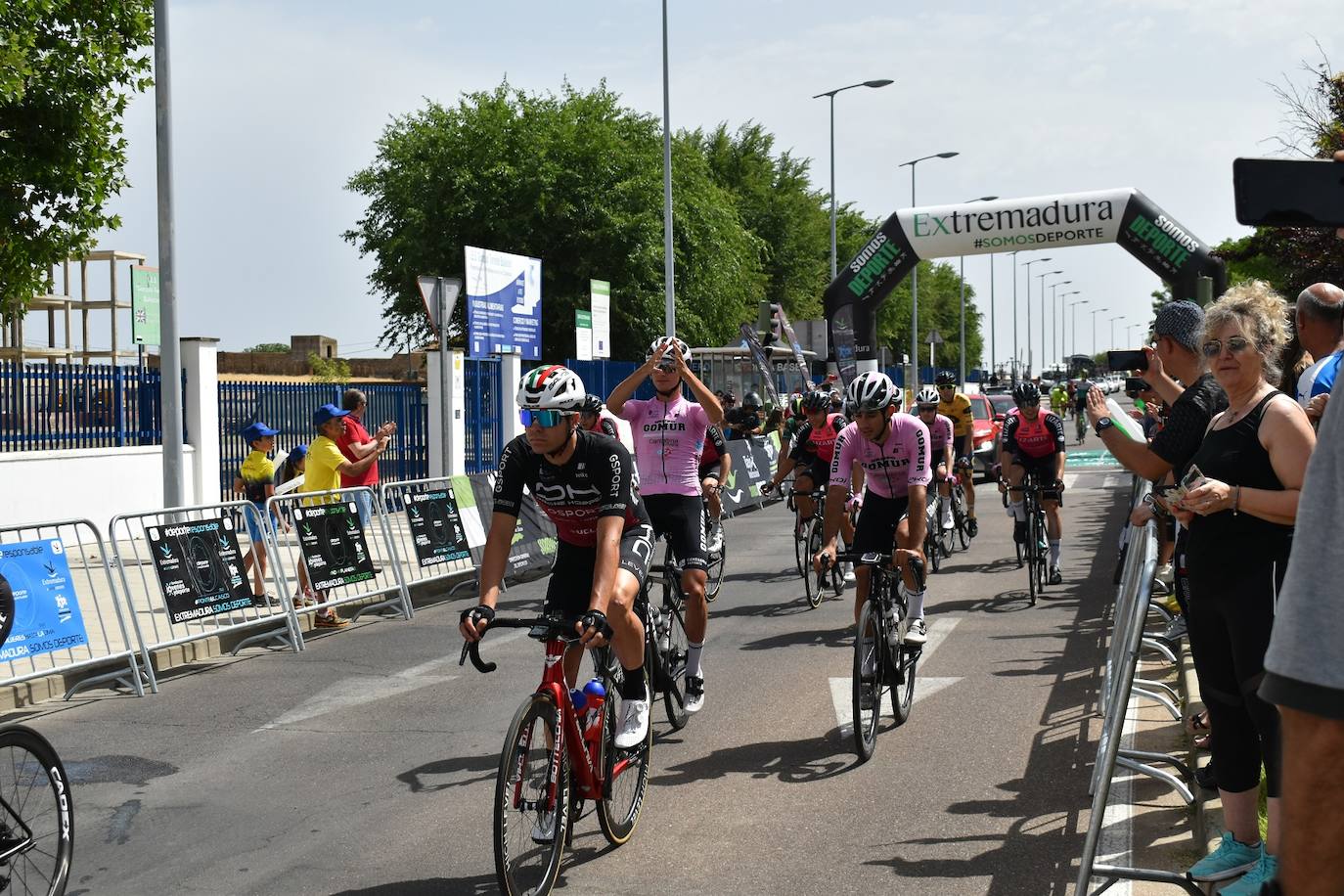 Miajadas se convirtió el pasado sábado en uno de los puntos clave de la Vuelta Ciclista Extremadura 2022 siendo el punto de salida oficial de la cuarta etapa. Miajadeños y visitantes se acercaron hasta la avenida García Siñeriz para conocer de cerca la 'serpiente multicolor', a los ciclistas y equipos llegados desde distintos puntos del país. 