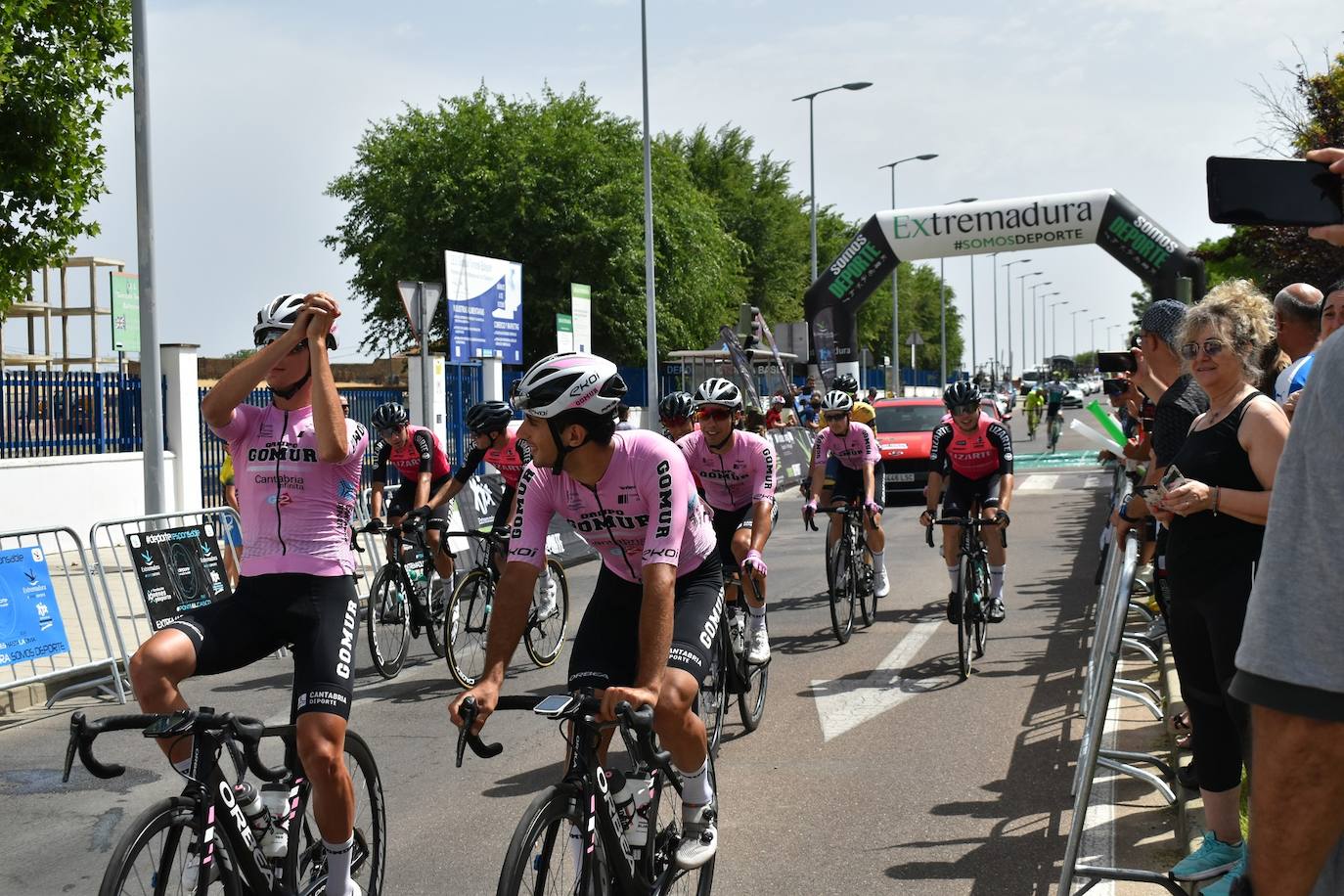 Miajadas se convirtió el pasado sábado en uno de los puntos clave de la Vuelta Ciclista Extremadura 2022 siendo el punto de salida oficial de la cuarta etapa. Miajadeños y visitantes se acercaron hasta la avenida García Siñeriz para conocer de cerca la 'serpiente multicolor', a los ciclistas y equipos llegados desde distintos puntos del país. 