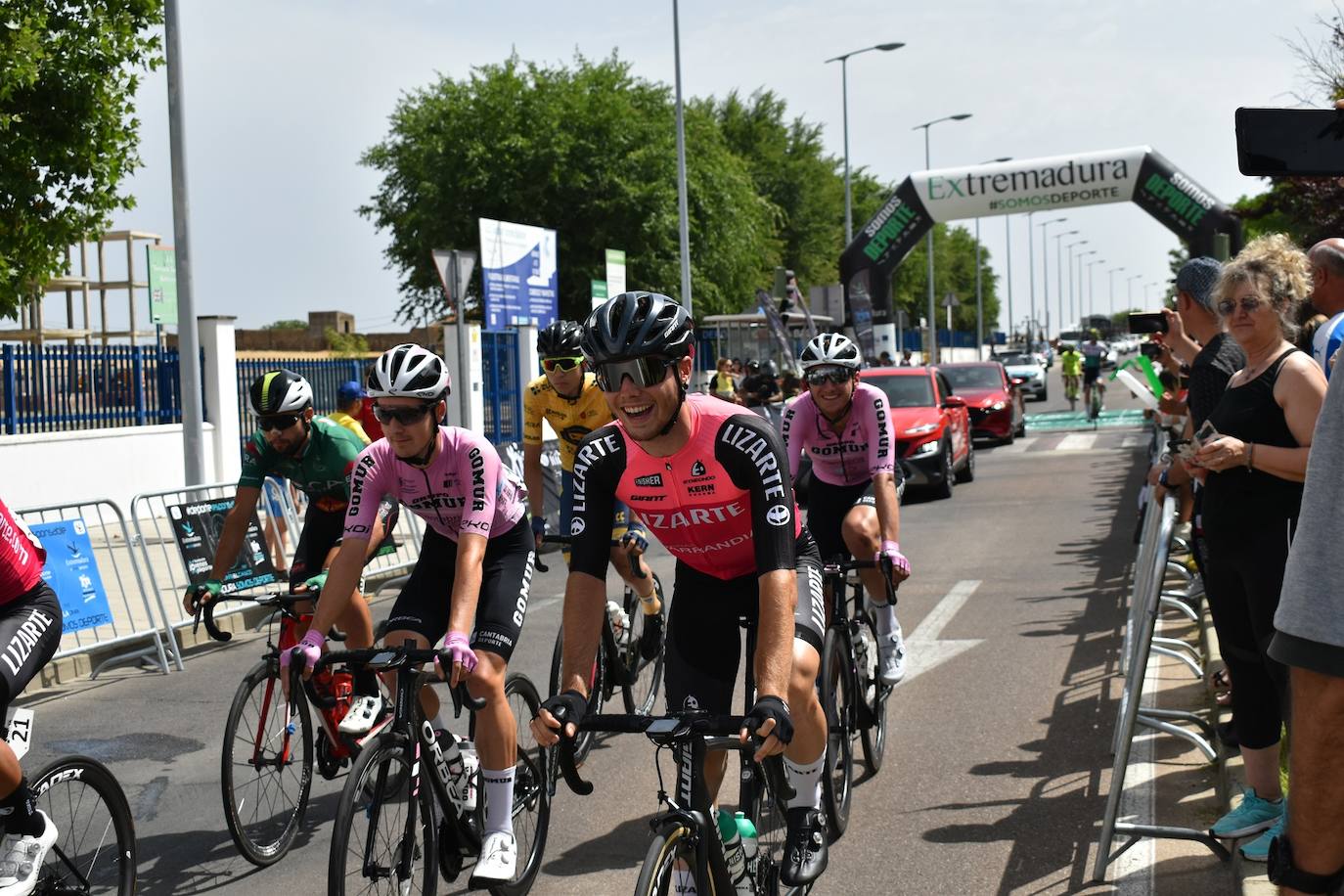 Miajadas se convirtió el pasado sábado en uno de los puntos clave de la Vuelta Ciclista Extremadura 2022 siendo el punto de salida oficial de la cuarta etapa. Miajadeños y visitantes se acercaron hasta la avenida García Siñeriz para conocer de cerca la 'serpiente multicolor', a los ciclistas y equipos llegados desde distintos puntos del país. 