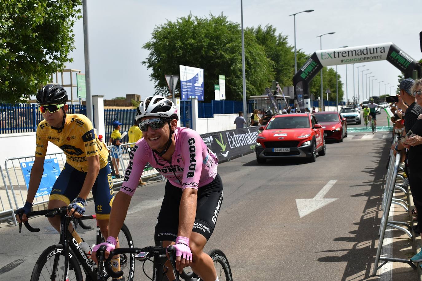 Miajadas se convirtió el pasado sábado en uno de los puntos clave de la Vuelta Ciclista Extremadura 2022 siendo el punto de salida oficial de la cuarta etapa. Miajadeños y visitantes se acercaron hasta la avenida García Siñeriz para conocer de cerca la 'serpiente multicolor', a los ciclistas y equipos llegados desde distintos puntos del país. 