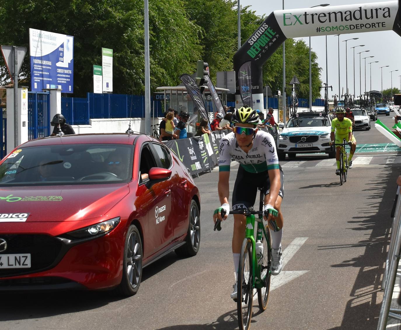 Miajadas se convirtió el pasado sábado en uno de los puntos clave de la Vuelta Ciclista Extremadura 2022 siendo el punto de salida oficial de la cuarta etapa. Miajadeños y visitantes se acercaron hasta la avenida García Siñeriz para conocer de cerca la 'serpiente multicolor', a los ciclistas y equipos llegados desde distintos puntos del país. 