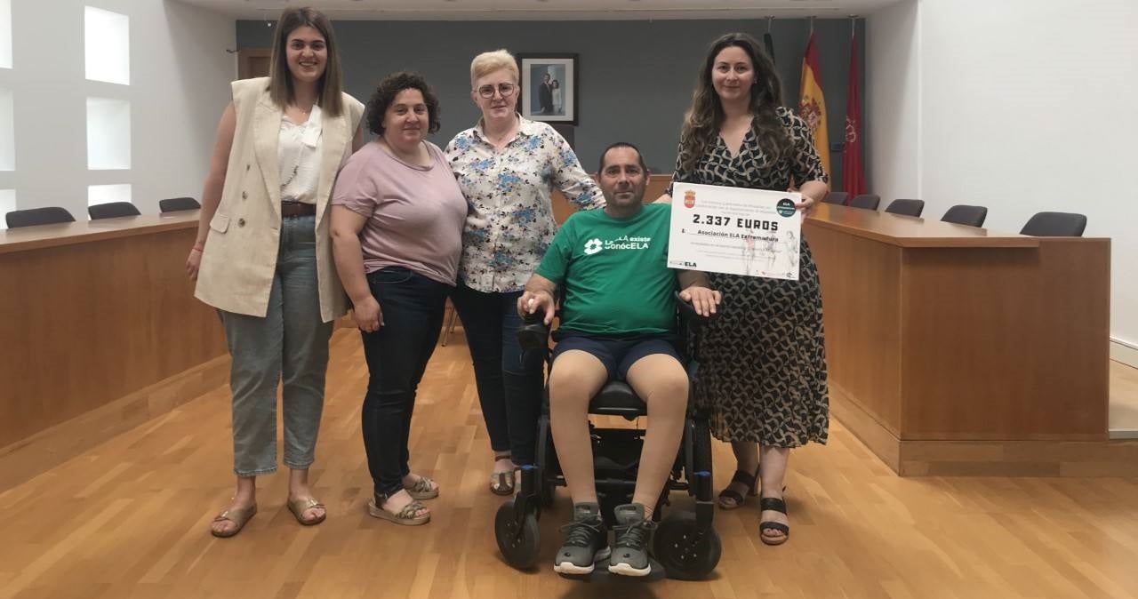 Momento de entrega del cheque al miajadeño Lucas Ruiz, encargado de recogerlo 