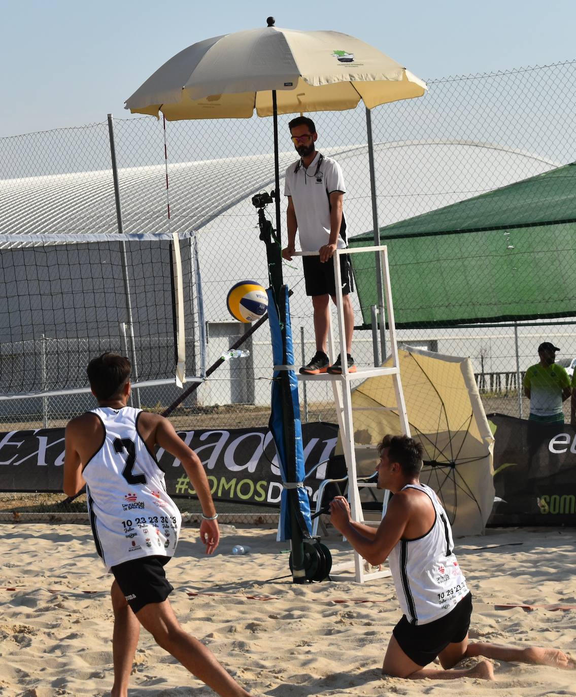 Las pistas de arena de Miajadas acogieron ayer el I Torneo de Extremadura de Voley Playa 2022, en el que participaron 40 jugadores en categoría femenina y masculina y que fue puntuable para el Campeonato de España. Las semifinales y las finales se disputaron por la tarde. 