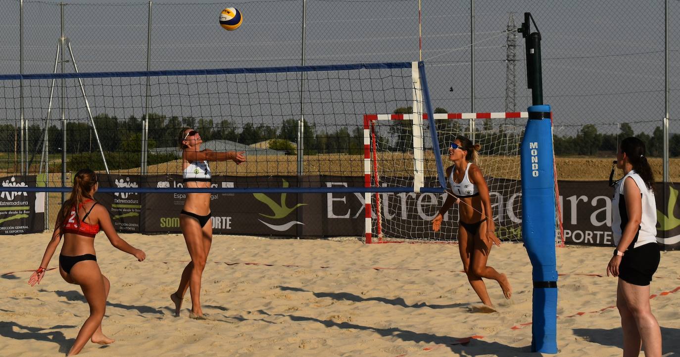 Las pistas de arena de Miajadas acogieron ayer el I Torneo de Extremadura de Voley Playa 2022, en el que participaron 40 jugadores en categoría femenina y masculina y que fue puntuable para el Campeonato de España. Las semifinales y las finales se disputaron por la tarde. 