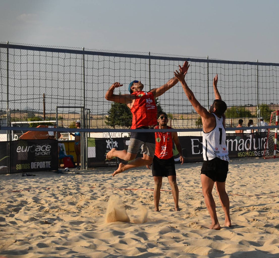 Las pistas de arena de Miajadas acogieron ayer el I Torneo de Extremadura de Voley Playa 2022, en el que participaron 40 jugadores en categoría femenina y masculina y que fue puntuable para el Campeonato de España. Las semifinales y las finales se disputaron por la tarde. 
