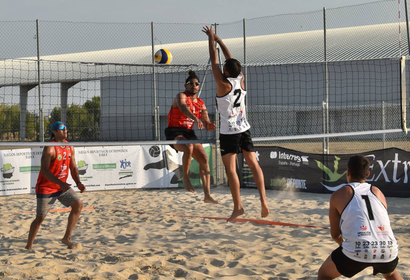 Las pistas de arena de Miajadas acogieron ayer el I Torneo de Extremadura de Voley Playa 2022, en el que participaron 40 jugadores en categoría femenina y masculina y que fue puntuable para el Campeonato de España. Las semifinales y las finales se disputaron por la tarde. 