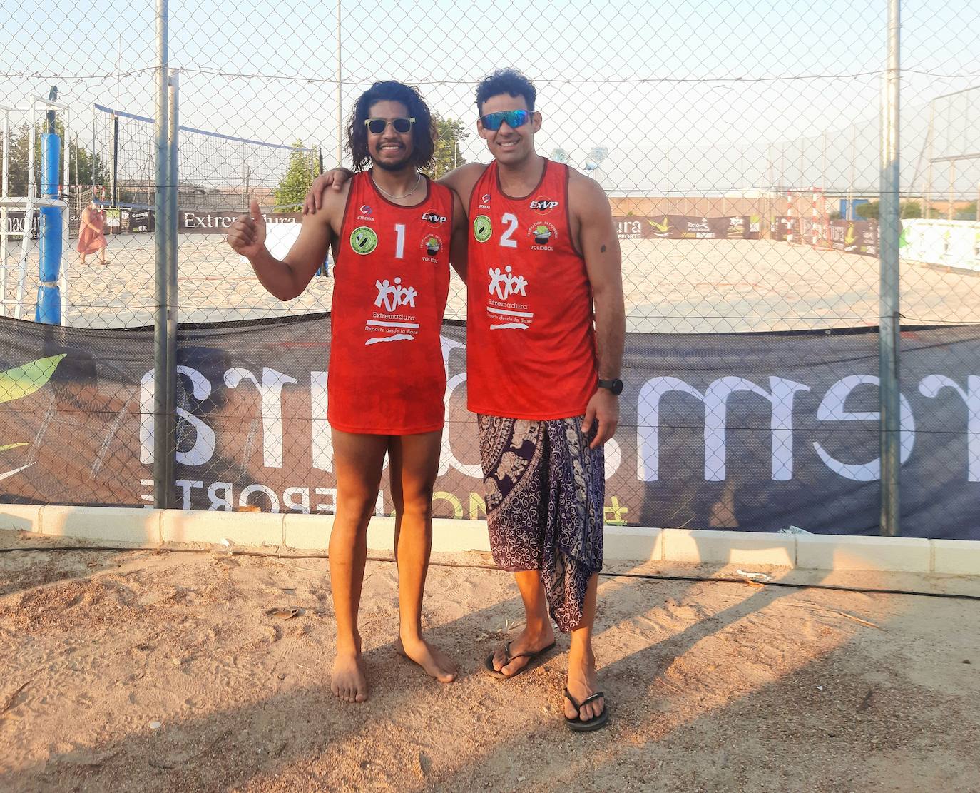 Las pistas de arena de Miajadas acogieron ayer el I Torneo de Extremadura de Voley Playa 2022, en el que participaron 40 jugadores en categoría femenina y masculina y que fue puntuable para el Campeonato de España. Las semifinales y las finales se disputaron por la tarde. 