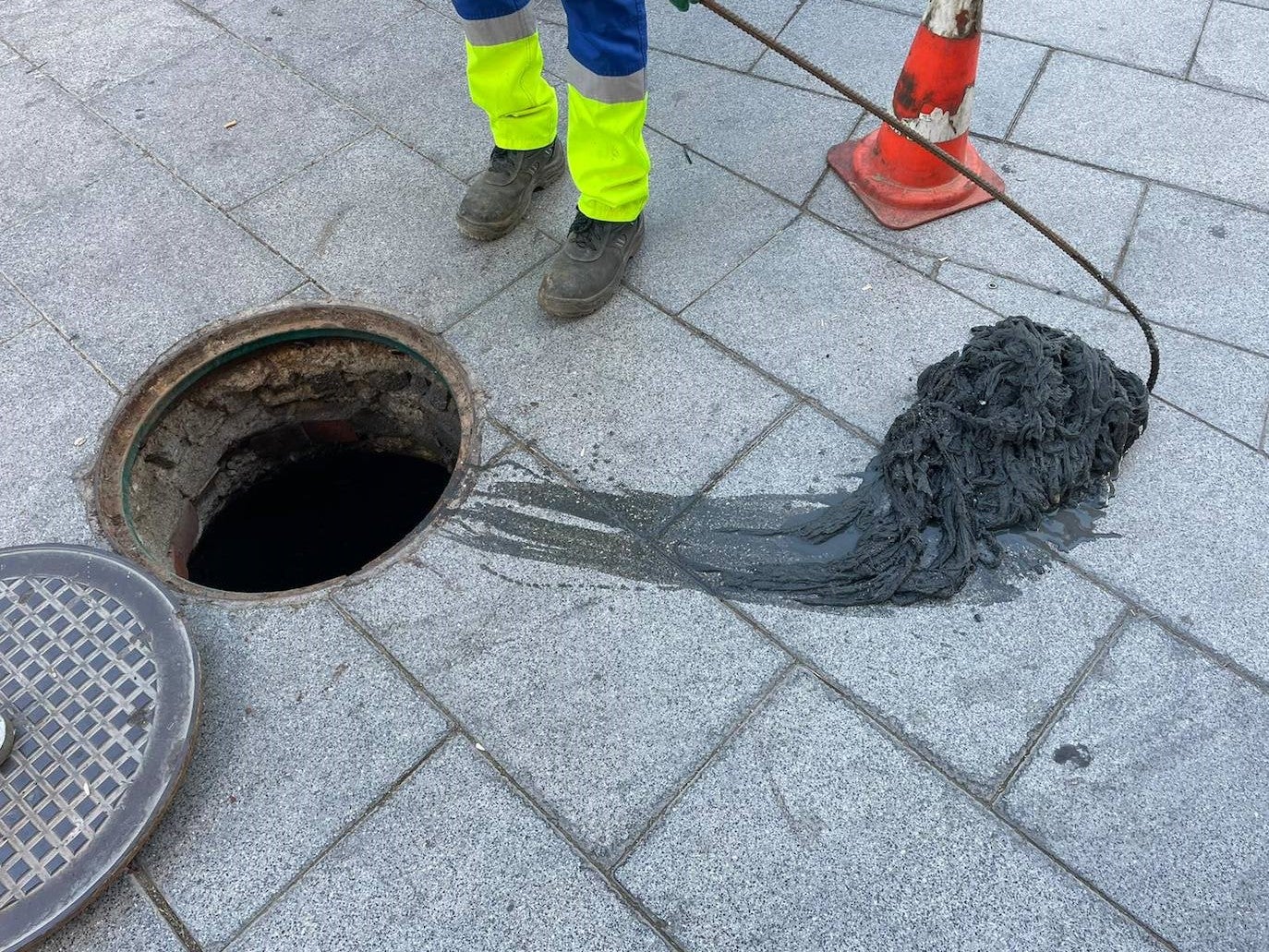 Tapón extraido de la red de saneamiento 