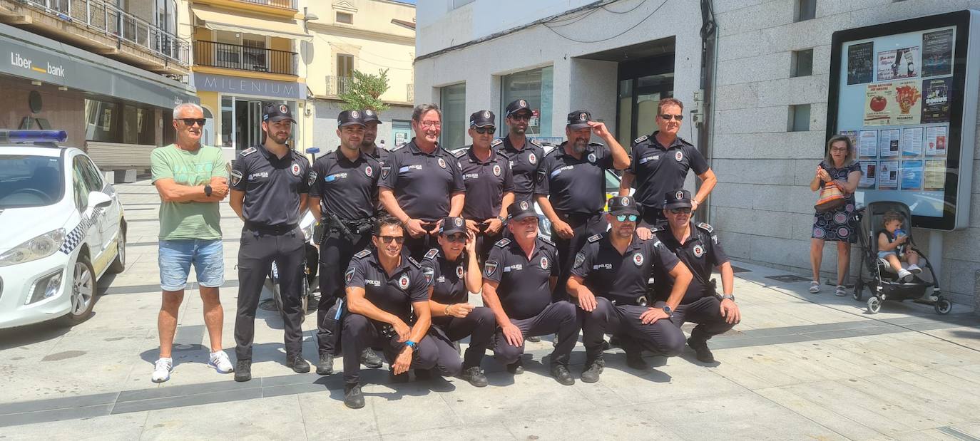 Homenaje al Policía Local Celestino Cordero (en el centro sin gorra) por su jubilación 