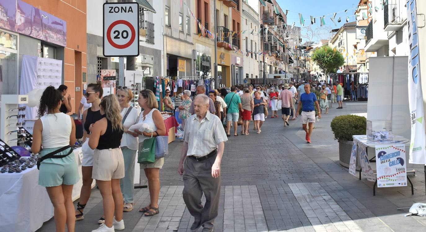 Miajadeños y visitantes estaban deseando volver a disfrutar de una de las grandes iniciativas del pequeño comercio local: 'El comercio sale a la calle', que este verano ha vuelto a llenar la avenida Trujillo de música, buen ambiente y, sobre todo, productos de todo tipo con grandes descuentos para activar la economía local con la Asociacion de Comerciantes y Empresarios de Miajadas y Comarca 