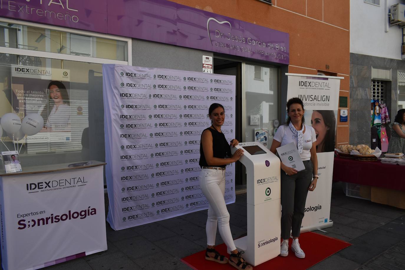 Miajadeños y visitantes estaban deseando volver a disfrutar de una de las grandes iniciativas del pequeño comercio local: 'El comercio sale a la calle', que este verano ha vuelto a llenar la avenida Trujillo de música, buen ambiente y, sobre todo, productos de todo tipo con grandes descuentos para activar la economía local con la Asociacion de Comerciantes y Empresarios de Miajadas y Comarca 