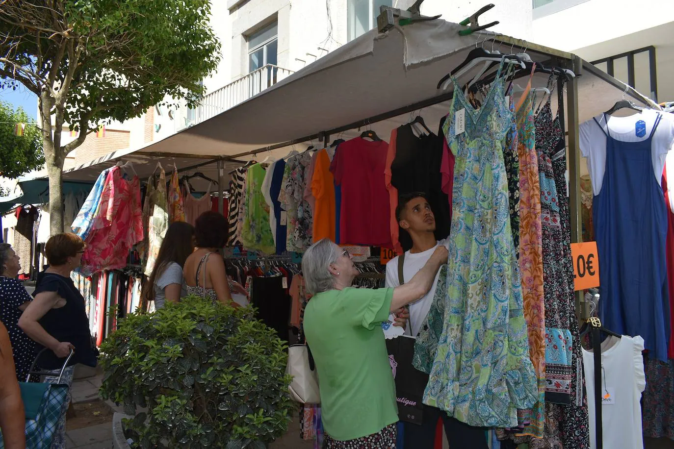 Miajadeños y visitantes estaban deseando volver a disfrutar de una de las grandes iniciativas del pequeño comercio local: 'El comercio sale a la calle', que este verano ha vuelto a llenar la avenida Trujillo de música, buen ambiente y, sobre todo, productos de todo tipo con grandes descuentos para activar la economía local con la Asociacion de Comerciantes y Empresarios de Miajadas y Comarca 