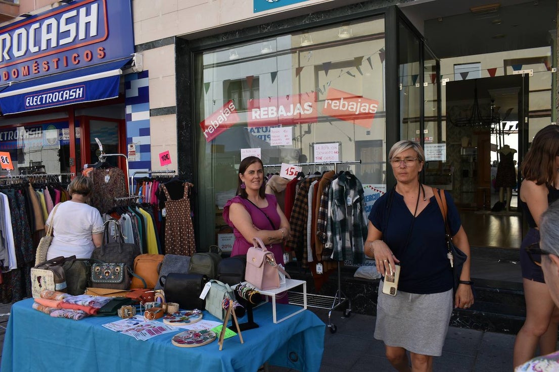 Miajadeños y visitantes estaban deseando volver a disfrutar de una de las grandes iniciativas del pequeño comercio local: 'El comercio sale a la calle', que este verano ha vuelto a llenar la avenida Trujillo de música, buen ambiente y, sobre todo, productos de todo tipo con grandes descuentos para activar la economía local con la Asociacion de Comerciantes y Empresarios de Miajadas y Comarca 