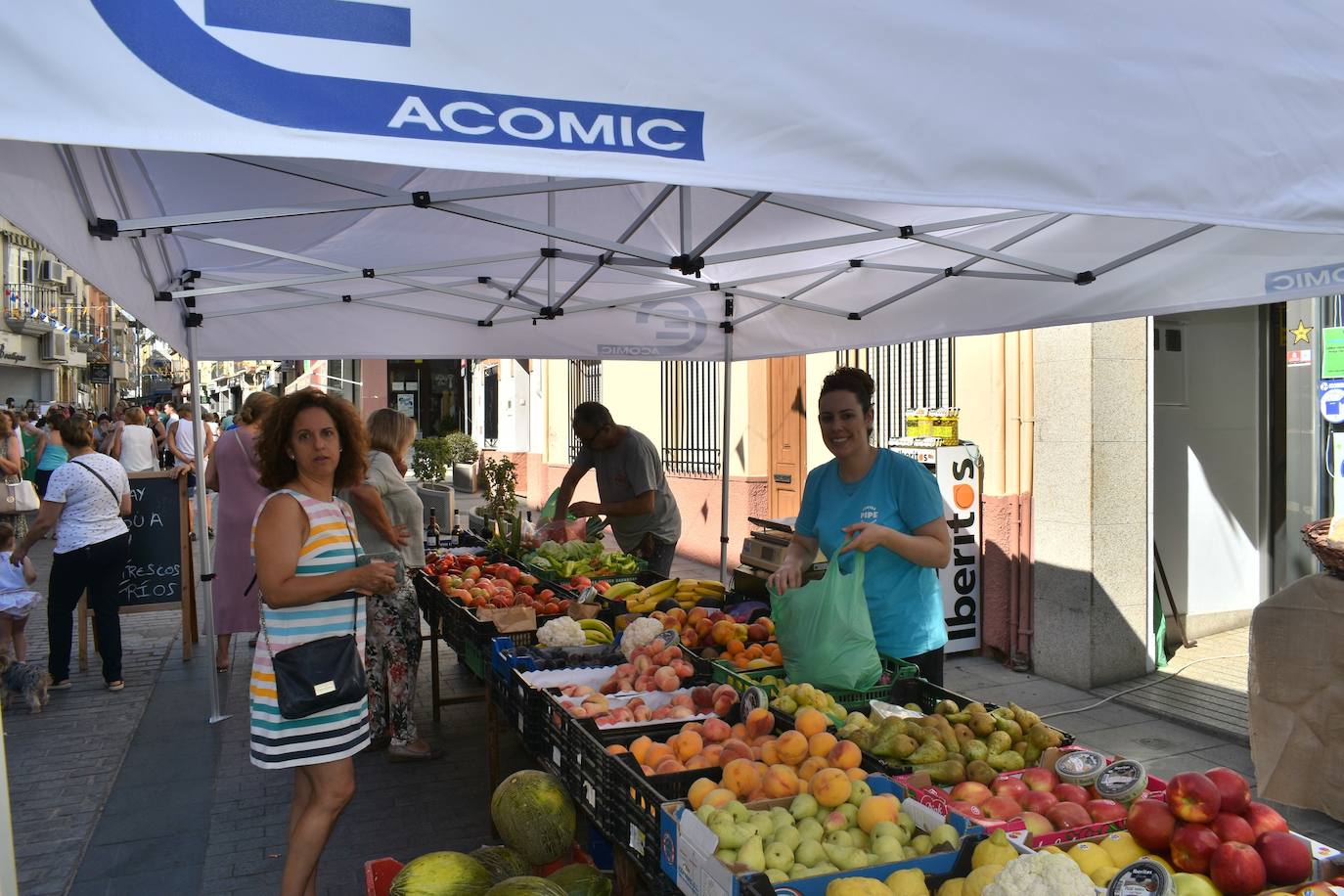 Miajadeños y visitantes estaban deseando volver a disfrutar de una de las grandes iniciativas del pequeño comercio local: 'El comercio sale a la calle', que este verano ha vuelto a llenar la avenida Trujillo de música, buen ambiente y, sobre todo, productos de todo tipo con grandes descuentos para activar la economía local con la Asociacion de Comerciantes y Empresarios de Miajadas y Comarca 