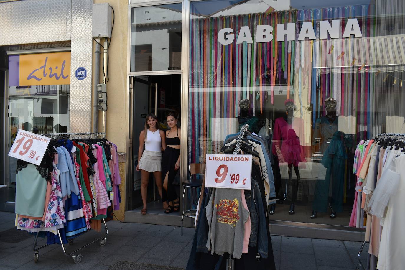 Miajadeños y visitantes estaban deseando volver a disfrutar de una de las grandes iniciativas del pequeño comercio local: 'El comercio sale a la calle', que este verano ha vuelto a llenar la avenida Trujillo de música, buen ambiente y, sobre todo, productos de todo tipo con grandes descuentos para activar la economía local con la Asociacion de Comerciantes y Empresarios de Miajadas y Comarca 