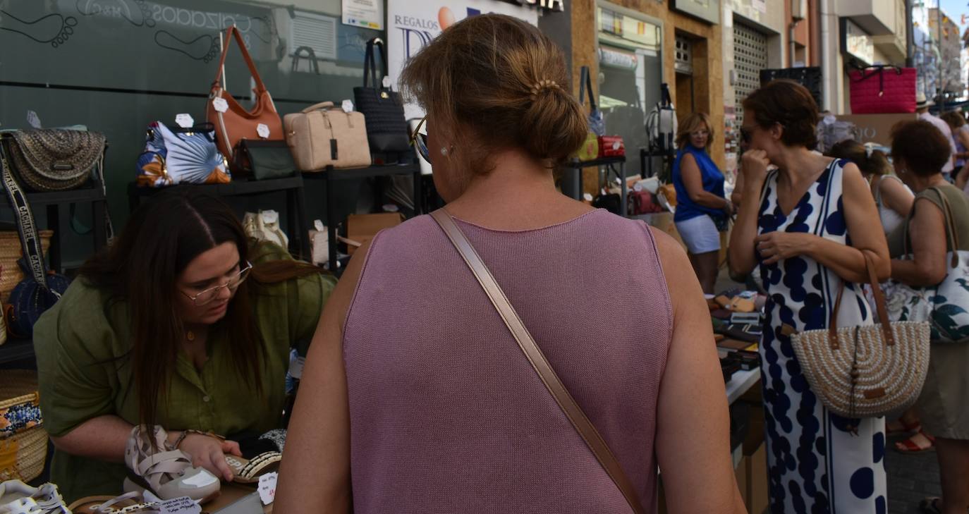 Miajadeños y visitantes estaban deseando volver a disfrutar de una de las grandes iniciativas del pequeño comercio local: 'El comercio sale a la calle', que este verano ha vuelto a llenar la avenida Trujillo de música, buen ambiente y, sobre todo, productos de todo tipo con grandes descuentos para activar la economía local con la Asociacion de Comerciantes y Empresarios de Miajadas y Comarca 