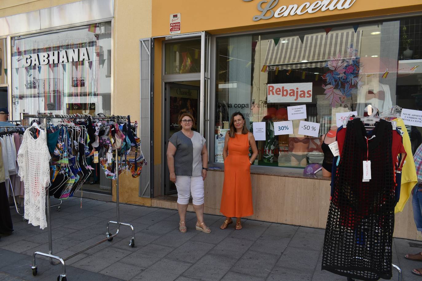 Miajadeños y visitantes estaban deseando volver a disfrutar de una de las grandes iniciativas del pequeño comercio local: 'El comercio sale a la calle', que este verano ha vuelto a llenar la avenida Trujillo de música, buen ambiente y, sobre todo, productos de todo tipo con grandes descuentos para activar la economía local con la Asociacion de Comerciantes y Empresarios de Miajadas y Comarca 