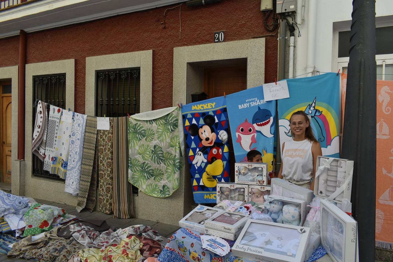 Miajadeños y visitantes estaban deseando volver a disfrutar de una de las grandes iniciativas del pequeño comercio local: 'El comercio sale a la calle', que este verano ha vuelto a llenar la avenida Trujillo de música, buen ambiente y, sobre todo, productos de todo tipo con grandes descuentos para activar la economía local con la Asociacion de Comerciantes y Empresarios de Miajadas y Comarca 