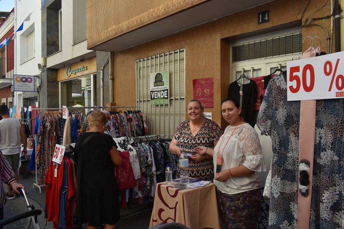Miajadeños y visitantes estaban deseando volver a disfrutar de una de las grandes iniciativas del pequeño comercio local: 'El comercio sale a la calle', que este verano ha vuelto a llenar la avenida Trujillo de música, buen ambiente y, sobre todo, productos de todo tipo con grandes descuentos para activar la economía local con la Asociacion de Comerciantes y Empresarios de Miajadas y Comarca 