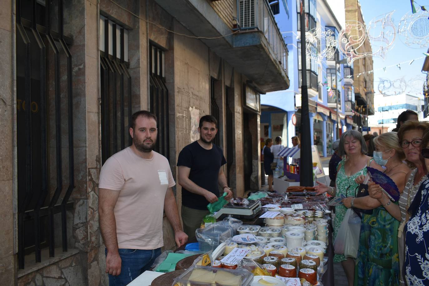 Miajadeños y visitantes estaban deseando volver a disfrutar de una de las grandes iniciativas del pequeño comercio local: 'El comercio sale a la calle', que este verano ha vuelto a llenar la avenida Trujillo de música, buen ambiente y, sobre todo, productos de todo tipo con grandes descuentos para activar la economía local con la Asociacion de Comerciantes y Empresarios de Miajadas y Comarca 