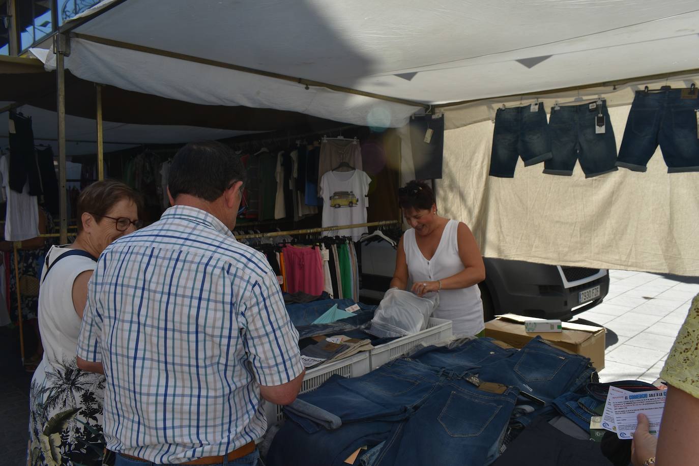 Miajadeños y visitantes estaban deseando volver a disfrutar de una de las grandes iniciativas del pequeño comercio local: 'El comercio sale a la calle', que este verano ha vuelto a llenar la avenida Trujillo de música, buen ambiente y, sobre todo, productos de todo tipo con grandes descuentos para activar la economía local con la Asociacion de Comerciantes y Empresarios de Miajadas y Comarca 