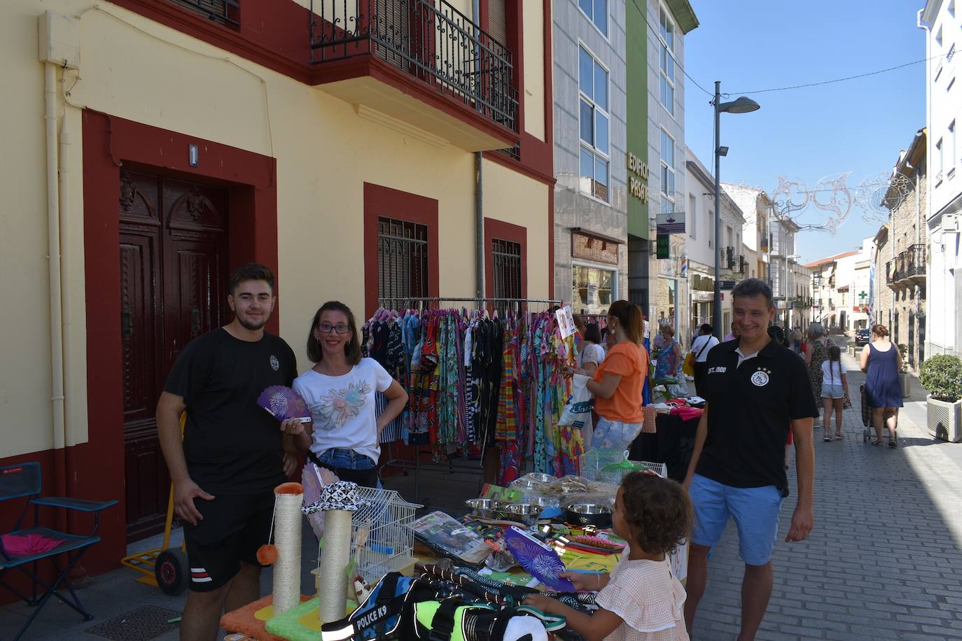 Miajadeños y visitantes estaban deseando volver a disfrutar de una de las grandes iniciativas del pequeño comercio local: 'El comercio sale a la calle', que este verano ha vuelto a llenar la avenida Trujillo de música, buen ambiente y, sobre todo, productos de todo tipo con grandes descuentos para activar la economía local con la Asociacion de Comerciantes y Empresarios de Miajadas y Comarca 