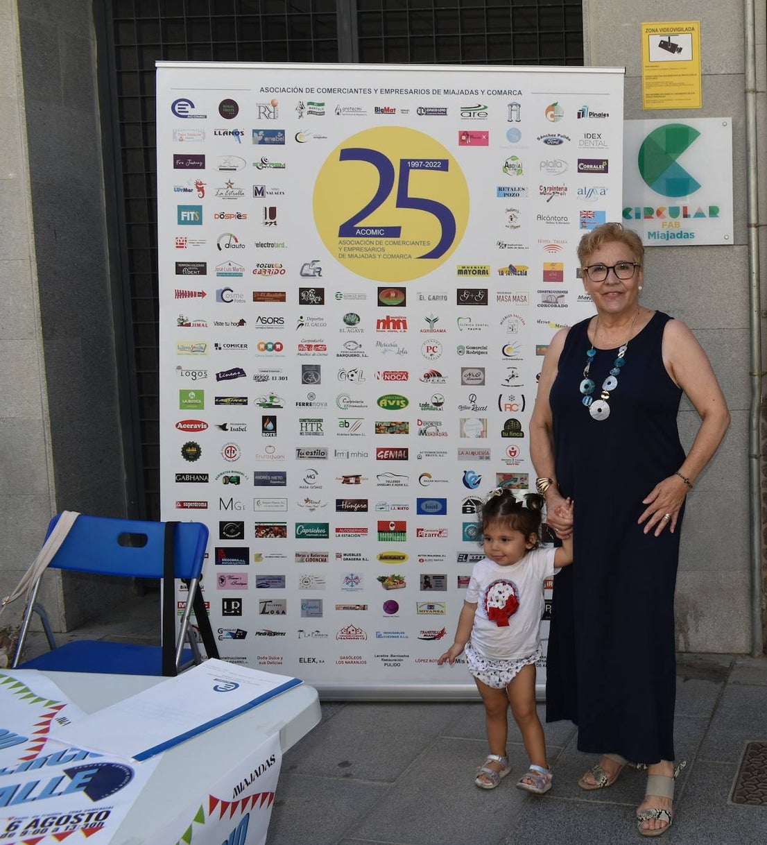 Miajadeños y visitantes estaban deseando volver a disfrutar de una de las grandes iniciativas del pequeño comercio local: 'El comercio sale a la calle', que este verano ha vuelto a llenar la avenida Trujillo de música, buen ambiente y, sobre todo, productos de todo tipo con grandes descuentos para activar la economía local con la Asociacion de Comerciantes y Empresarios de Miajadas y Comarca 