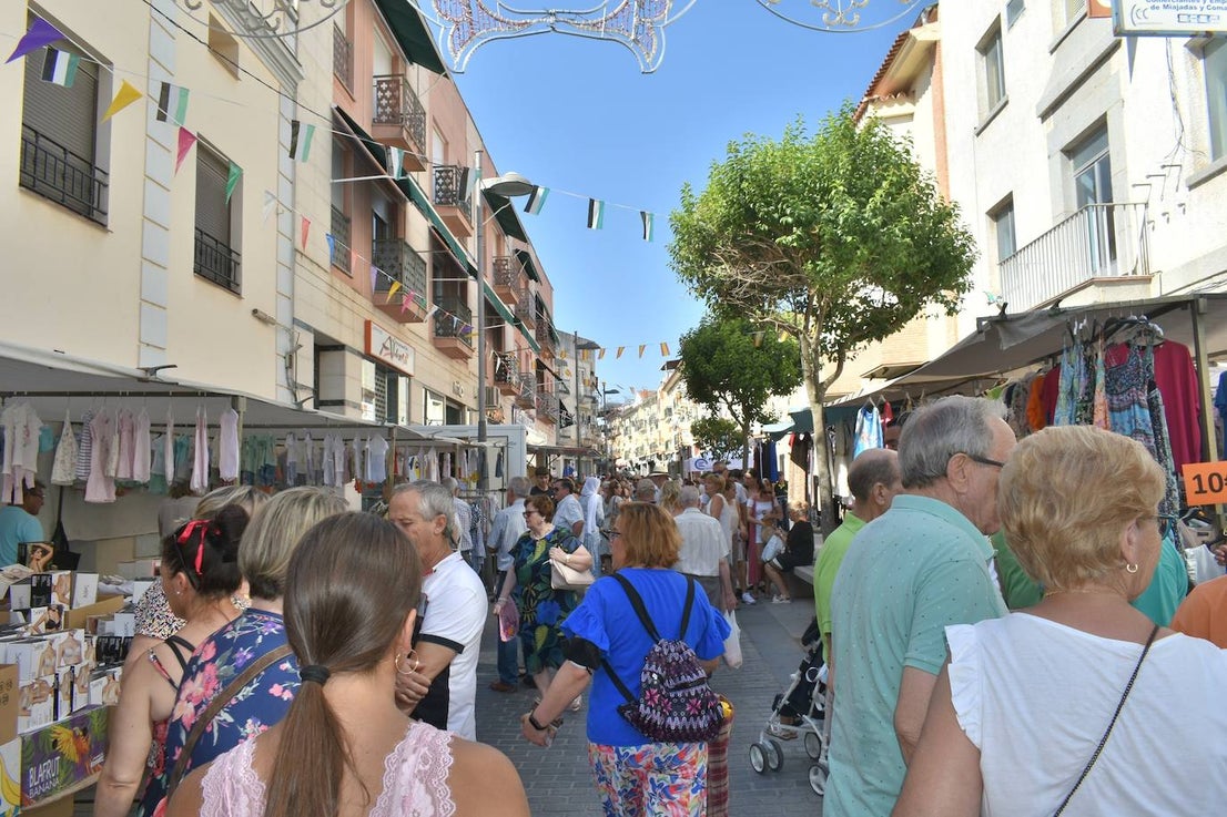 Miajadeños y visitantes estaban deseando volver a disfrutar de una de las grandes iniciativas del pequeño comercio local: 'El comercio sale a la calle', que este verano ha vuelto a llenar la avenida Trujillo de música, buen ambiente y, sobre todo, productos de todo tipo con grandes descuentos para activar la economía local con la Asociacion de Comerciantes y Empresarios de Miajadas y Comarca 