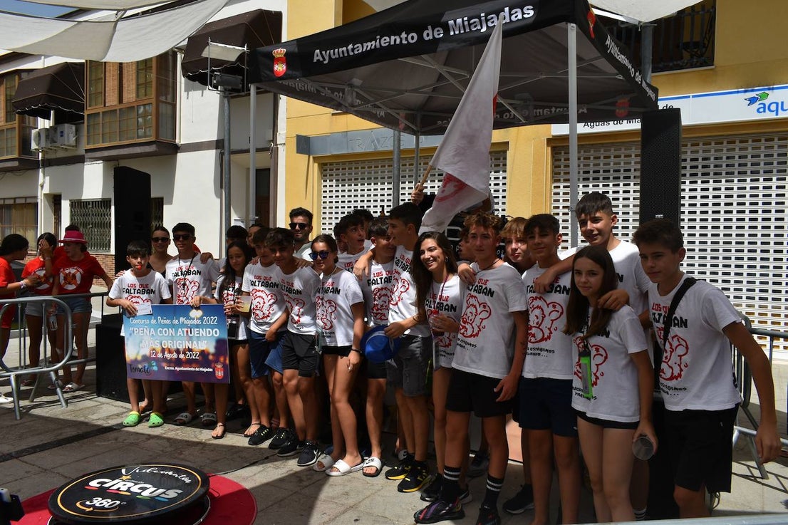La Feria de Día de Miajadas ha vuelto a ser este año una de las grandes protagonistas de las Fiestas de Agosto 2022, y ha sido gracias a los Cabezudos, que desde bien temprano han animado las calles al ritmo de la charanga, la Fiesta de la Espuma en la Plaza de España, todo un éxito, y, sobre todo e indiscutiblemente, gracias a las Peñas, que se han encargado de animar con toda su energía esas Fiestas que hacía tres años no podían disfrutar. Y es que este año, por fin, las Fiestas han vuelto a salir del ferial para recorrer todas las calles de la localidad. 