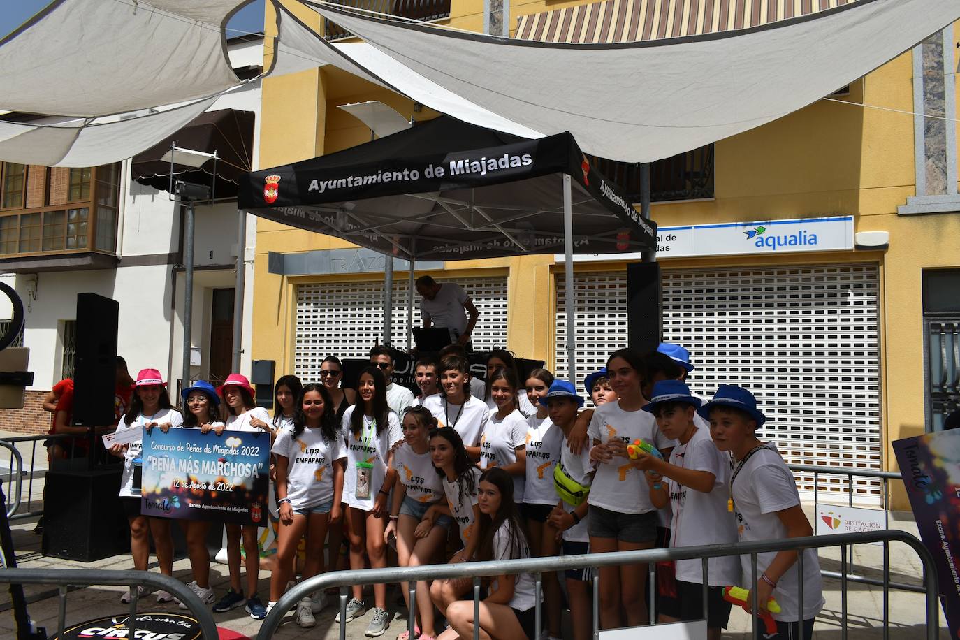 La Feria de Día de Miajadas ha vuelto a ser este año una de las grandes protagonistas de las Fiestas de Agosto 2022, y ha sido gracias a los Cabezudos, que desde bien temprano han animado las calles al ritmo de la charanga, la Fiesta de la Espuma en la Plaza de España, todo un éxito, y, sobre todo e indiscutiblemente, gracias a las Peñas, que se han encargado de animar con toda su energía esas Fiestas que hacía tres años no podían disfrutar. Y es que este año, por fin, las Fiestas han vuelto a salir del ferial para recorrer todas las calles de la localidad. 