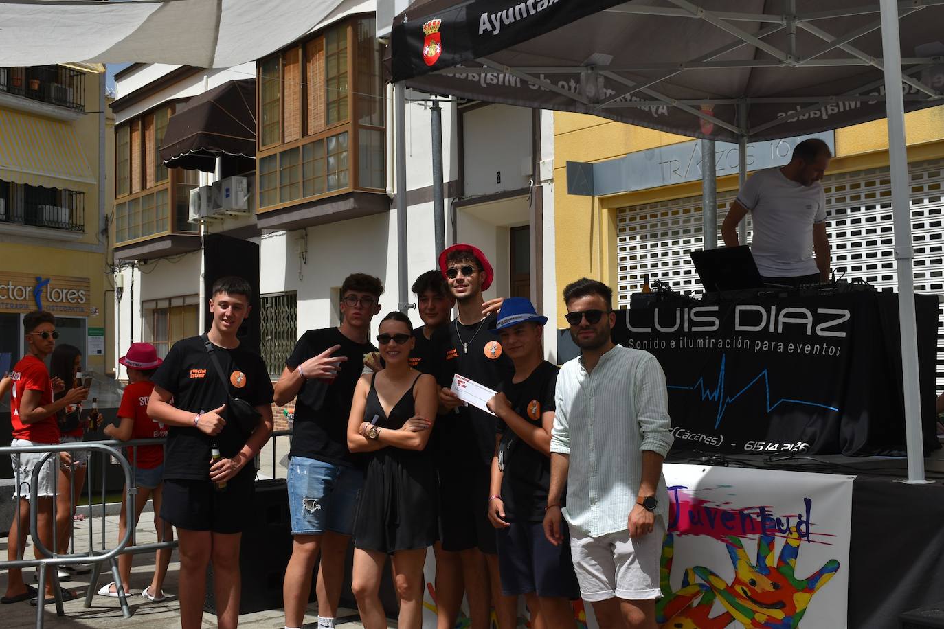 La Feria de Día de Miajadas ha vuelto a ser este año una de las grandes protagonistas de las Fiestas de Agosto 2022, y ha sido gracias a los Cabezudos, que desde bien temprano han animado las calles al ritmo de la charanga, la Fiesta de la Espuma en la Plaza de España, todo un éxito, y, sobre todo e indiscutiblemente, gracias a las Peñas, que se han encargado de animar con toda su energía esas Fiestas que hacía tres años no podían disfrutar. Y es que este año, por fin, las Fiestas han vuelto a salir del ferial para recorrer todas las calles de la localidad. 