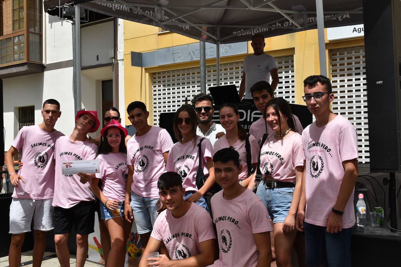 La Feria de Día de Miajadas ha vuelto a ser este año una de las grandes protagonistas de las Fiestas de Agosto 2022, y ha sido gracias a los Cabezudos, que desde bien temprano han animado las calles al ritmo de la charanga, la Fiesta de la Espuma en la Plaza de España, todo un éxito, y, sobre todo e indiscutiblemente, gracias a las Peñas, que se han encargado de animar con toda su energía esas Fiestas que hacía tres años no podían disfrutar. Y es que este año, por fin, las Fiestas han vuelto a salir del ferial para recorrer todas las calles de la localidad. 