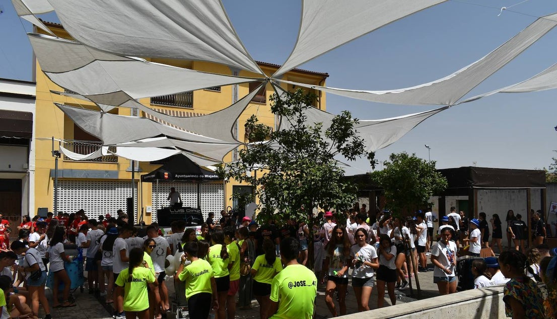 La Feria de Día de Miajadas ha vuelto a ser este año una de las grandes protagonistas de las Fiestas de Agosto 2022, y ha sido gracias a los Cabezudos, que desde bien temprano han animado las calles al ritmo de la charanga, la Fiesta de la Espuma en la Plaza de España, todo un éxito, y, sobre todo e indiscutiblemente, gracias a las Peñas, que se han encargado de animar con toda su energía esas Fiestas que hacía tres años no podían disfrutar. Y es que este año, por fin, las Fiestas han vuelto a salir del ferial para recorrer todas las calles de la localidad. 