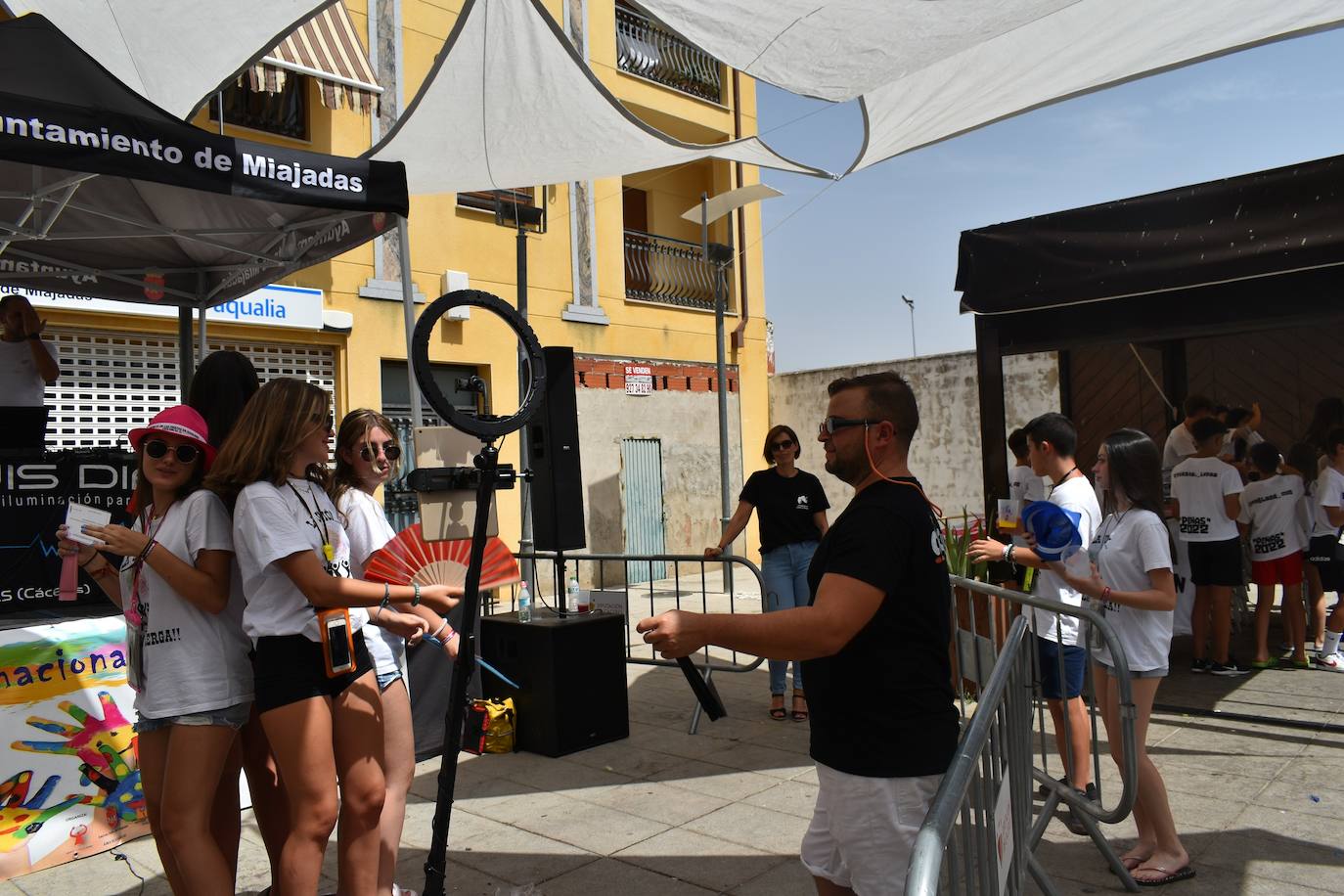 La Feria de Día de Miajadas ha vuelto a ser este año una de las grandes protagonistas de las Fiestas de Agosto 2022, y ha sido gracias a los Cabezudos, que desde bien temprano han animado las calles al ritmo de la charanga, la Fiesta de la Espuma en la Plaza de España, todo un éxito, y, sobre todo e indiscutiblemente, gracias a las Peñas, que se han encargado de animar con toda su energía esas Fiestas que hacía tres años no podían disfrutar. Y es que este año, por fin, las Fiestas han vuelto a salir del ferial para recorrer todas las calles de la localidad. 