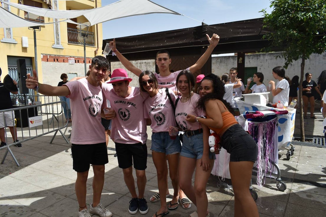La Feria de Día de Miajadas ha vuelto a ser este año una de las grandes protagonistas de las Fiestas de Agosto 2022, y ha sido gracias a los Cabezudos, que desde bien temprano han animado las calles al ritmo de la charanga, la Fiesta de la Espuma en la Plaza de España, todo un éxito, y, sobre todo e indiscutiblemente, gracias a las Peñas, que se han encargado de animar con toda su energía esas Fiestas que hacía tres años no podían disfrutar. Y es que este año, por fin, las Fiestas han vuelto a salir del ferial para recorrer todas las calles de la localidad. 