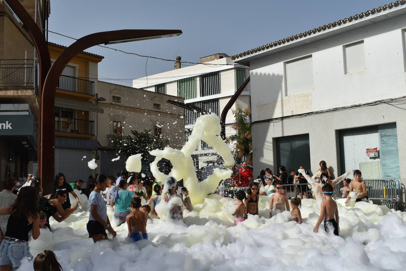 La Feria de Día de Miajadas ha vuelto a ser este año una de las grandes protagonistas de las Fiestas de Agosto 2022, y ha sido gracias a los Cabezudos, que desde bien temprano han animado las calles al ritmo de la charanga, la Fiesta de la Espuma en la Plaza de España, todo un éxito, y, sobre todo e indiscutiblemente, gracias a las Peñas, que se han encargado de animar con toda su energía esas Fiestas que hacía tres años no podían disfrutar. Y es que este año, por fin, las Fiestas han vuelto a salir del ferial para recorrer todas las calles de la localidad. 