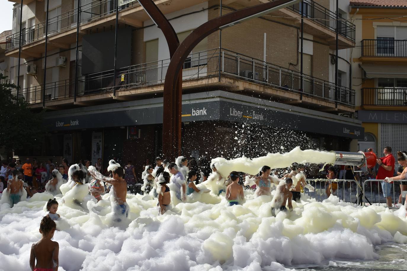 La Feria de Día de Miajadas ha vuelto a ser este año una de las grandes protagonistas de las Fiestas de Agosto 2022, y ha sido gracias a los Cabezudos, que desde bien temprano han animado las calles al ritmo de la charanga, la Fiesta de la Espuma en la Plaza de España, todo un éxito, y, sobre todo e indiscutiblemente, gracias a las Peñas, que se han encargado de animar con toda su energía esas Fiestas que hacía tres años no podían disfrutar. Y es que este año, por fin, las Fiestas han vuelto a salir del ferial para recorrer todas las calles de la localidad. 