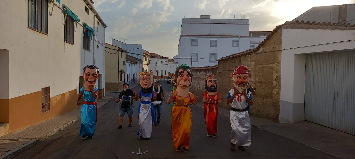 La Feria de Día de Miajadas ha vuelto a ser este año una de las grandes protagonistas de las Fiestas de Agosto 2022, y ha sido gracias a los Cabezudos, que desde bien temprano han animado las calles al ritmo de la charanga, la Fiesta de la Espuma en la Plaza de España, todo un éxito, y, sobre todo e indiscutiblemente, gracias a las Peñas, que se han encargado de animar con toda su energía esas Fiestas que hacía tres años no podían disfrutar. Y es que este año, por fin, las Fiestas han vuelto a salir del ferial para recorrer todas las calles de la localidad. 