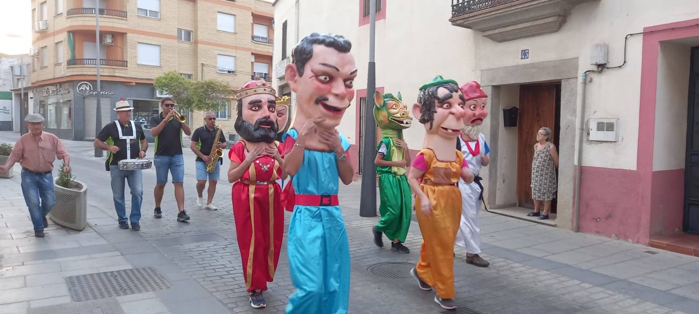 La Feria de Día de Miajadas ha vuelto a ser este año una de las grandes protagonistas de las Fiestas de Agosto 2022, y ha sido gracias a los Cabezudos, que desde bien temprano han animado las calles al ritmo de la charanga, la Fiesta de la Espuma en la Plaza de España, todo un éxito, y, sobre todo e indiscutiblemente, gracias a las Peñas, que se han encargado de animar con toda su energía esas Fiestas que hacía tres años no podían disfrutar. Y es que este año, por fin, las Fiestas han vuelto a salir del ferial para recorrer todas las calles de la localidad. 