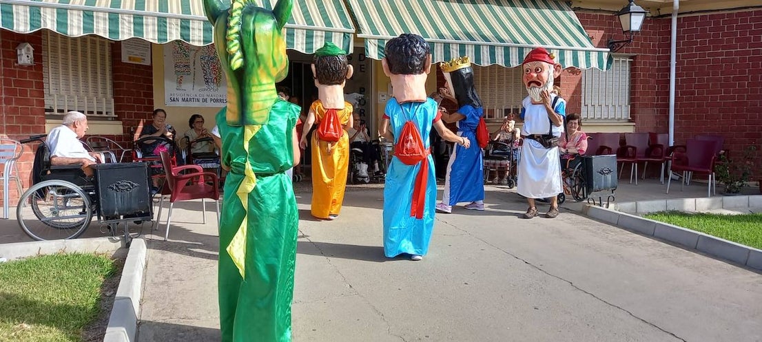 La Feria de Día de Miajadas ha vuelto a ser este año una de las grandes protagonistas de las Fiestas de Agosto 2022, y ha sido gracias a los Cabezudos, que desde bien temprano han animado las calles al ritmo de la charanga, la Fiesta de la Espuma en la Plaza de España, todo un éxito, y, sobre todo e indiscutiblemente, gracias a las Peñas, que se han encargado de animar con toda su energía esas Fiestas que hacía tres años no podían disfrutar. Y es que este año, por fin, las Fiestas han vuelto a salir del ferial para recorrer todas las calles de la localidad. 