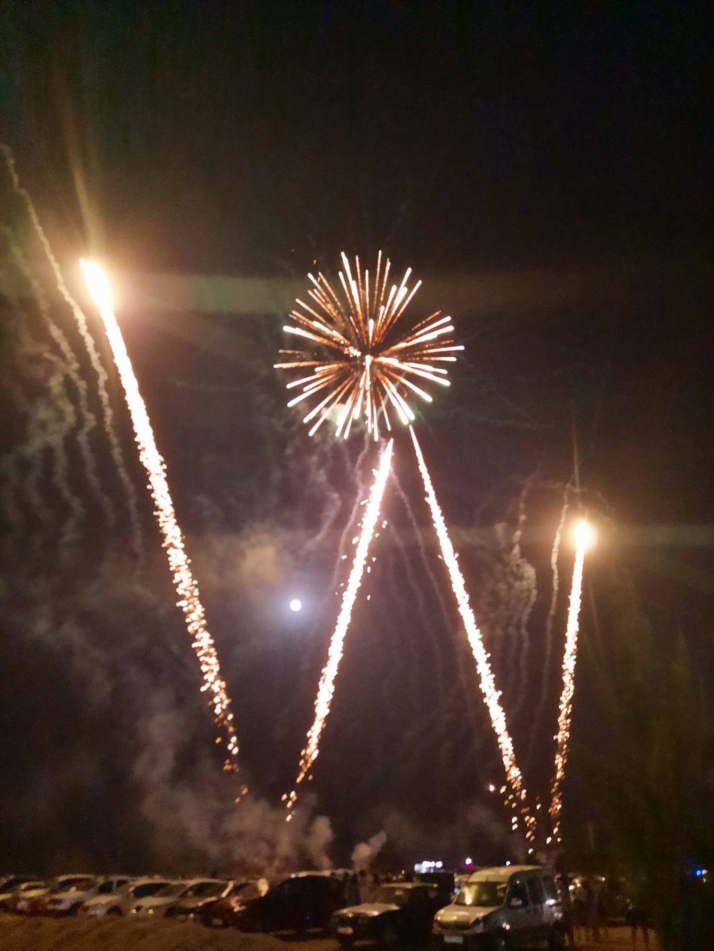La Feria de noche en Miajadas ha vuelto a cobrar vida este año. Las atracciones de feria han compartido espacio de nuevo con la caseta municipal y los conciertos, como el de Sergio Contreras, que hizo bailar al público durante dos horas. Miajadeños y visitantes han llenado las calles del ferial como lo hacían antes de la pandemia, y la música, el ambiente y las ganas de fiesta se hacían notar. Los fuegos artificiales pusieron la guinda a la feria más esperada, la feria de la vuelta a la ilusión. 