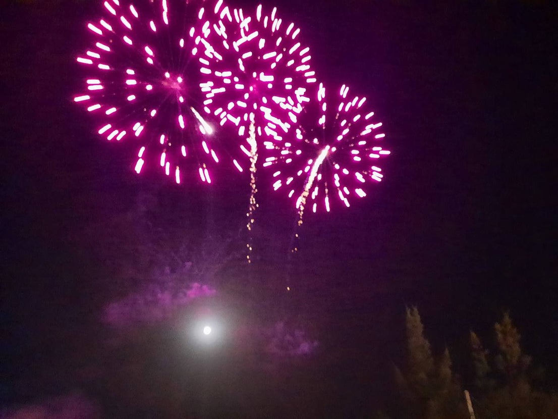 La Feria de noche en Miajadas ha vuelto a cobrar vida este año. Las atracciones de feria han compartido espacio de nuevo con la caseta municipal y los conciertos, como el de Sergio Contreras, que hizo bailar al público durante dos horas. Miajadeños y visitantes han llenado las calles del ferial como lo hacían antes de la pandemia, y la música, el ambiente y las ganas de fiesta se hacían notar. Los fuegos artificiales pusieron la guinda a la feria más esperada, la feria de la vuelta a la ilusión. 