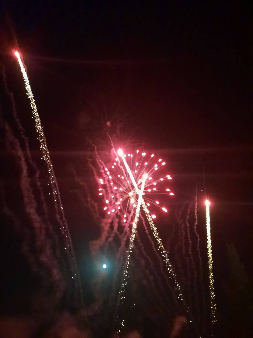 La Feria de noche en Miajadas ha vuelto a cobrar vida este año. Las atracciones de feria han compartido espacio de nuevo con la caseta municipal y los conciertos, como el de Sergio Contreras, que hizo bailar al público durante dos horas. Miajadeños y visitantes han llenado las calles del ferial como lo hacían antes de la pandemia, y la música, el ambiente y las ganas de fiesta se hacían notar. Los fuegos artificiales pusieron la guinda a la feria más esperada, la feria de la vuelta a la ilusión. 