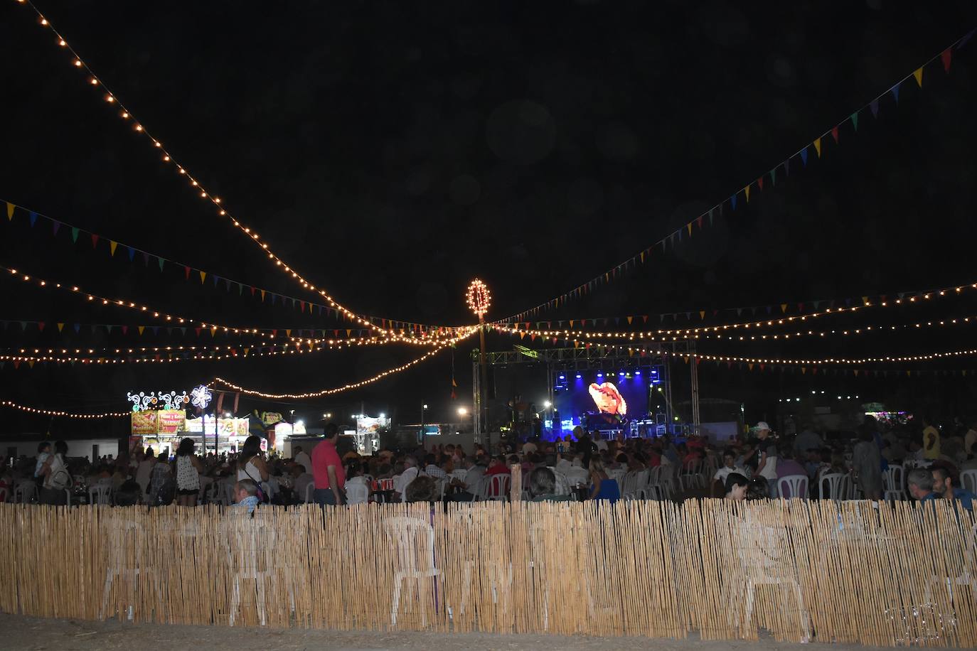 La Feria de noche en Miajadas ha vuelto a cobrar vida este año. Las atracciones de feria han compartido espacio de nuevo con la caseta municipal y los conciertos, como el de Sergio Contreras, que hizo bailar al público durante dos horas. Miajadeños y visitantes han llenado las calles del ferial como lo hacían antes de la pandemia, y la música, el ambiente y las ganas de fiesta se hacían notar. Los fuegos artificiales pusieron la guinda a la feria más esperada, la feria de la vuelta a la ilusión. 