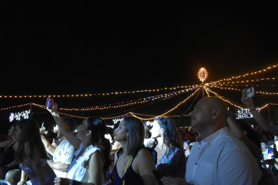 La Feria de noche en Miajadas ha vuelto a cobrar vida este año. Las atracciones de feria han compartido espacio de nuevo con la caseta municipal y los conciertos, como el de Sergio Contreras, que hizo bailar al público durante dos horas. Miajadeños y visitantes han llenado las calles del ferial como lo hacían antes de la pandemia, y la música, el ambiente y las ganas de fiesta se hacían notar. Los fuegos artificiales pusieron la guinda a la feria más esperada, la feria de la vuelta a la ilusión. 