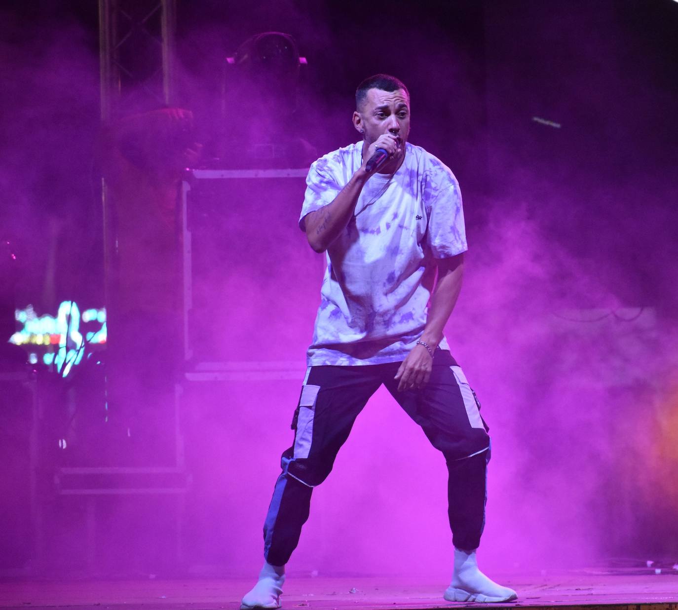 La Feria de noche en Miajadas ha vuelto a cobrar vida este año. Las atracciones de feria han compartido espacio de nuevo con la caseta municipal y los conciertos, como el de Sergio Contreras, que hizo bailar al público durante dos horas. Miajadeños y visitantes han llenado las calles del ferial como lo hacían antes de la pandemia, y la música, el ambiente y las ganas de fiesta se hacían notar. Los fuegos artificiales pusieron la guinda a la feria más esperada, la feria de la vuelta a la ilusión. 