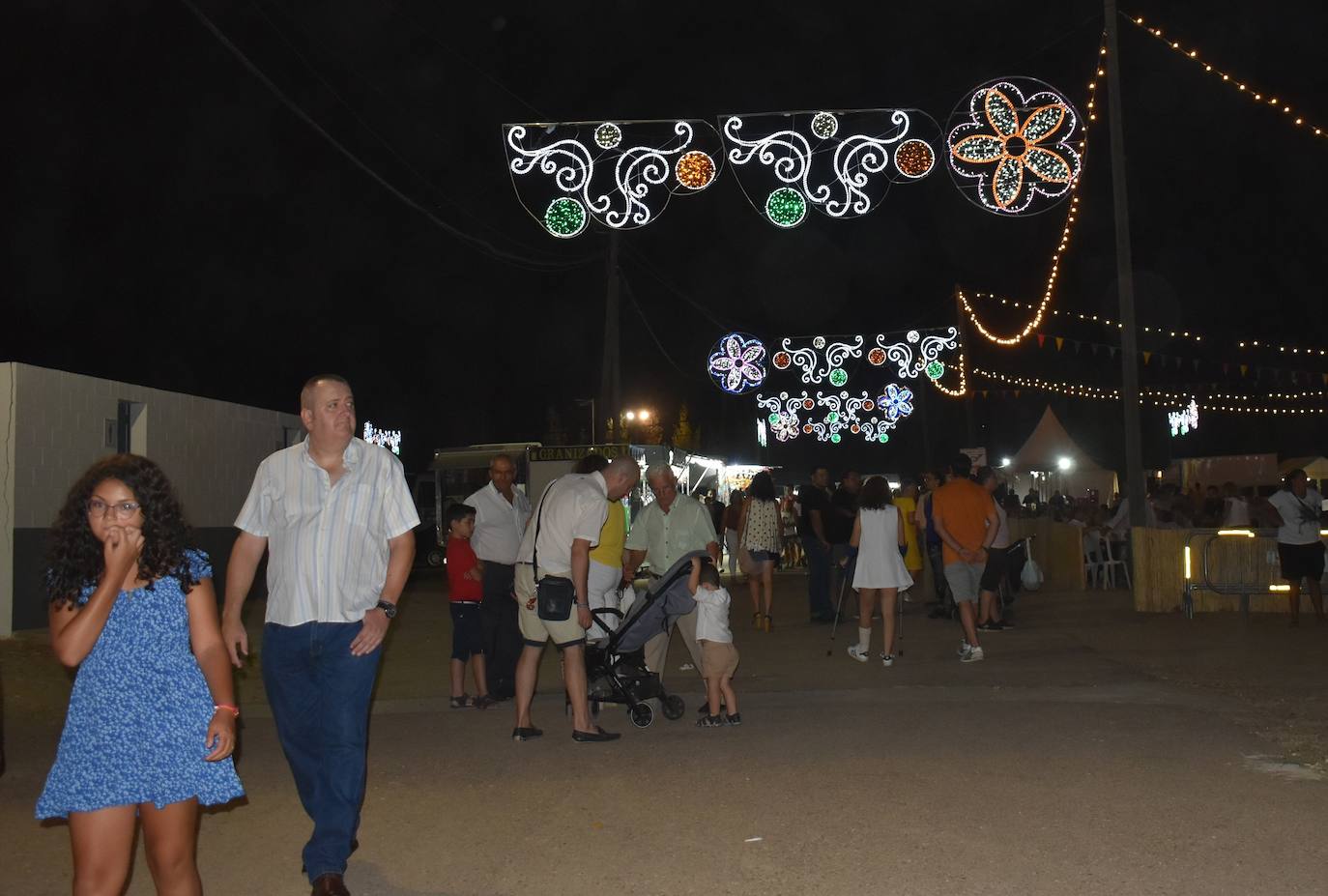 La Feria de noche en Miajadas ha vuelto a cobrar vida este año. Las atracciones de feria han compartido espacio de nuevo con la caseta municipal y los conciertos, como el de Sergio Contreras, que hizo bailar al público durante dos horas. Miajadeños y visitantes han llenado las calles del ferial como lo hacían antes de la pandemia, y la música, el ambiente y las ganas de fiesta se hacían notar. Los fuegos artificiales pusieron la guinda a la feria más esperada, la feria de la vuelta a la ilusión. 