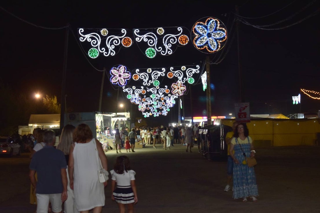 La Feria de noche en Miajadas ha vuelto a cobrar vida este año. Las atracciones de feria han compartido espacio de nuevo con la caseta municipal y los conciertos, como el de Sergio Contreras, que hizo bailar al público durante dos horas. Miajadeños y visitantes han llenado las calles del ferial como lo hacían antes de la pandemia, y la música, el ambiente y las ganas de fiesta se hacían notar. Los fuegos artificiales pusieron la guinda a la feria más esperada, la feria de la vuelta a la ilusión. 
