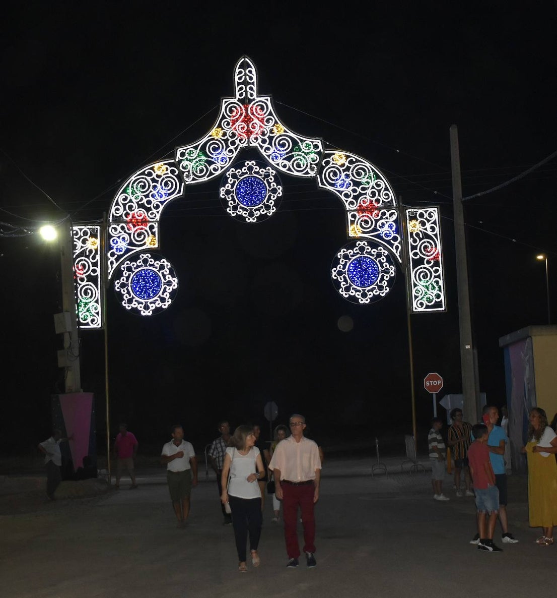 La Feria de noche en Miajadas ha vuelto a cobrar vida este año. Las atracciones de feria han compartido espacio de nuevo con la caseta municipal y los conciertos, como el de Sergio Contreras, que hizo bailar al público durante dos horas. Miajadeños y visitantes han llenado las calles del ferial como lo hacían antes de la pandemia, y la música, el ambiente y las ganas de fiesta se hacían notar. Los fuegos artificiales pusieron la guinda a la feria más esperada, la feria de la vuelta a la ilusión. 