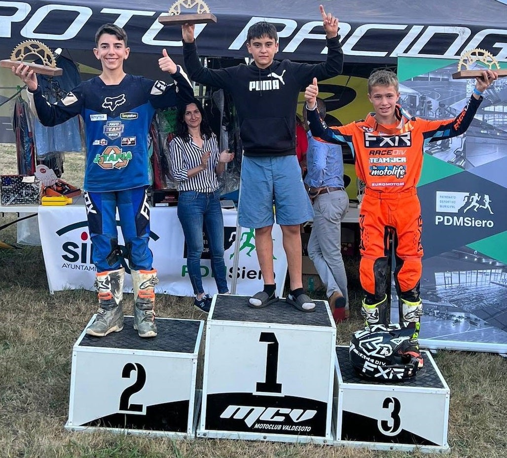 Samuel Tapia (izquierda) posa en el podium de Valdesoto 
